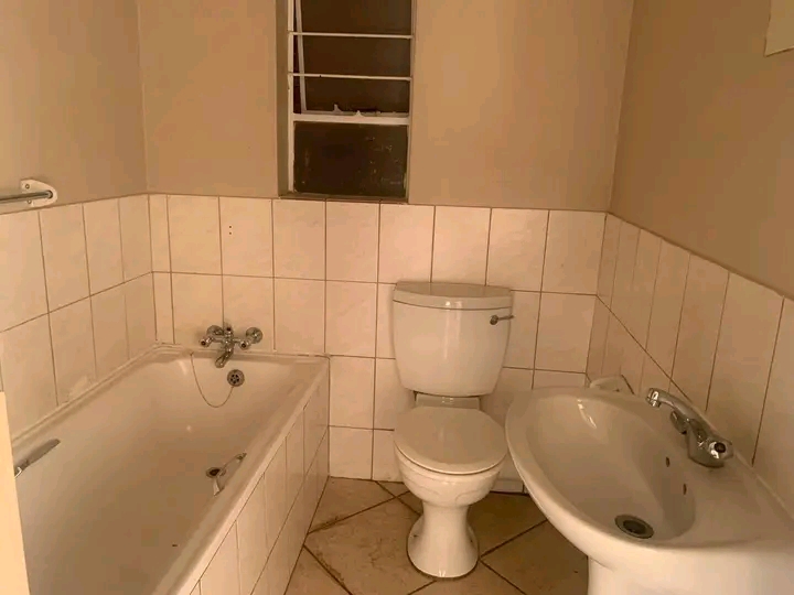 2 bedroom apartment to rent 
r5500 including  in Greenhills
