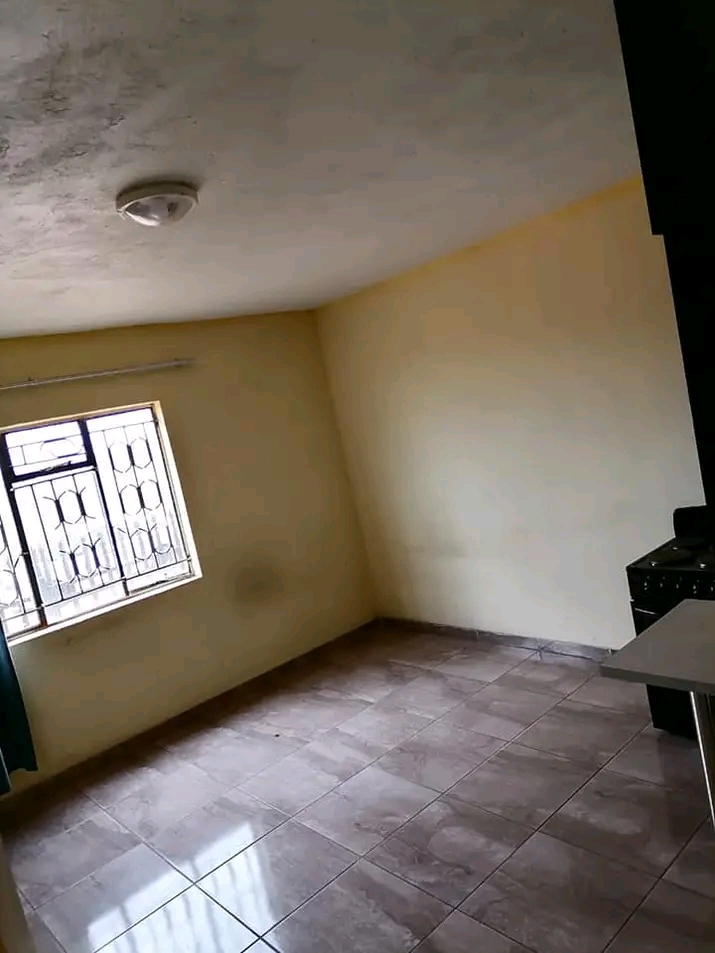 Studio with a kitchen, own toilet and shower   in Benoni