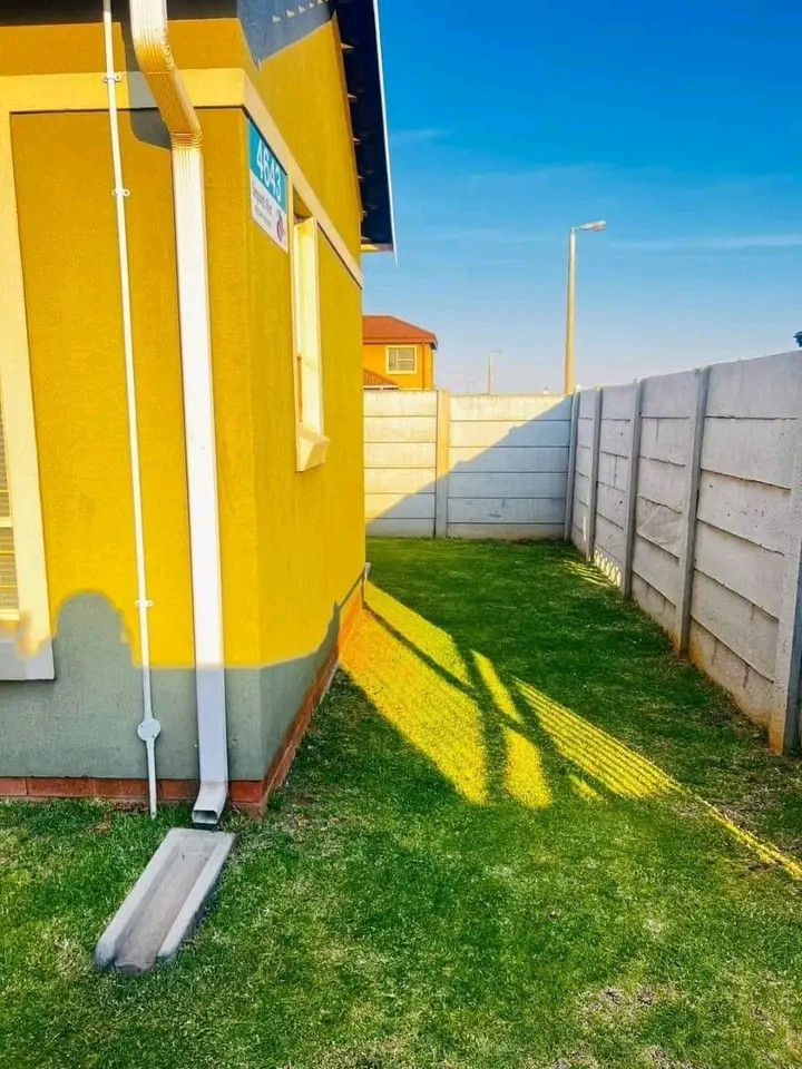 Neat & clean 3 bedroom house. 
empty & avail  in Alberton