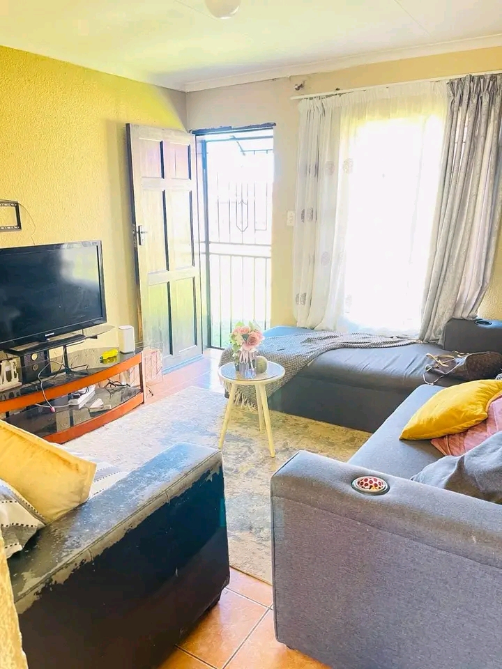 Beautiful 3 bedrooms house to rent in ext6 po  in Vosloorus