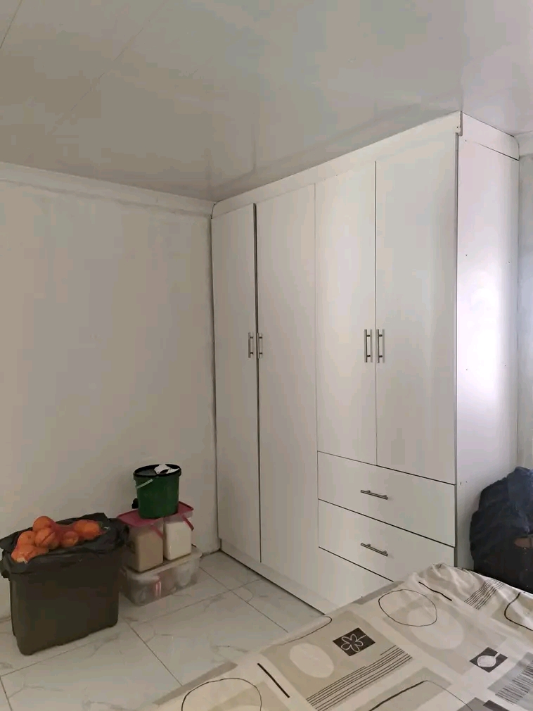 2 beds
main bed has built-ins and ensuite (s  in Zola