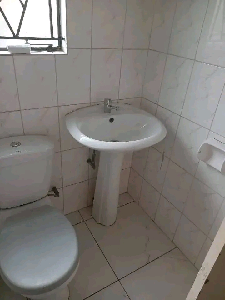 2 bedroom house 
fully fitted 2 bedroom hous  in Ebony Park