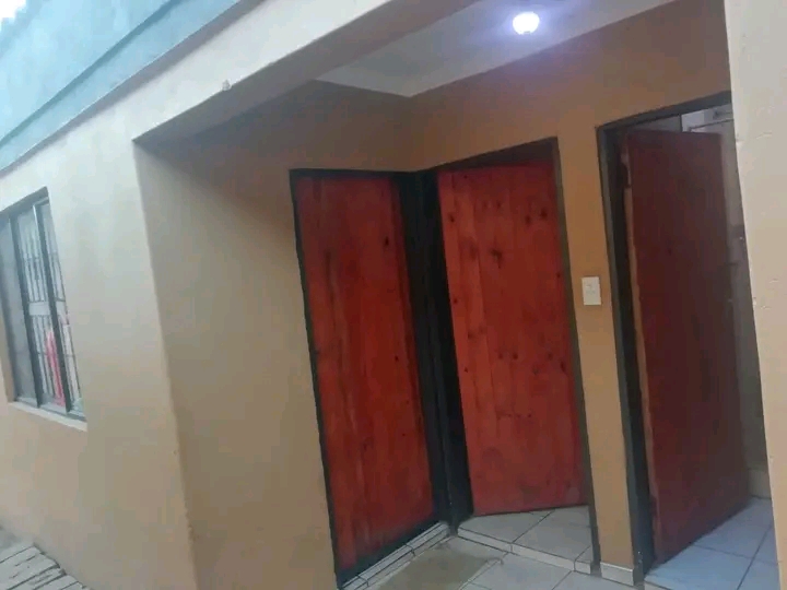Room and garage available for rental availabl  in Protea Glen