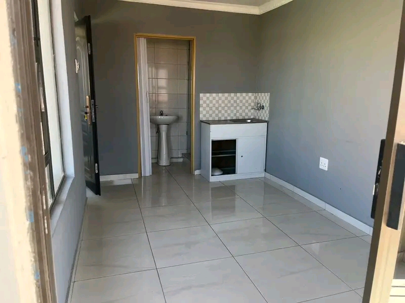 Bachelor room to rent 
available in april
c  in Protea Glen