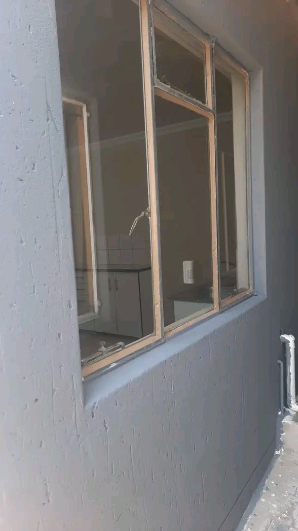 Ensuite available immediately for rental with  in Naturena