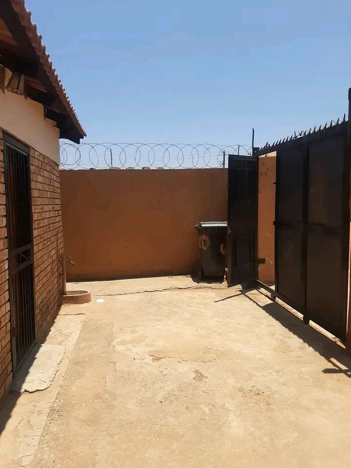 Roms to rent available 01st of june at phase   in Tshepisong