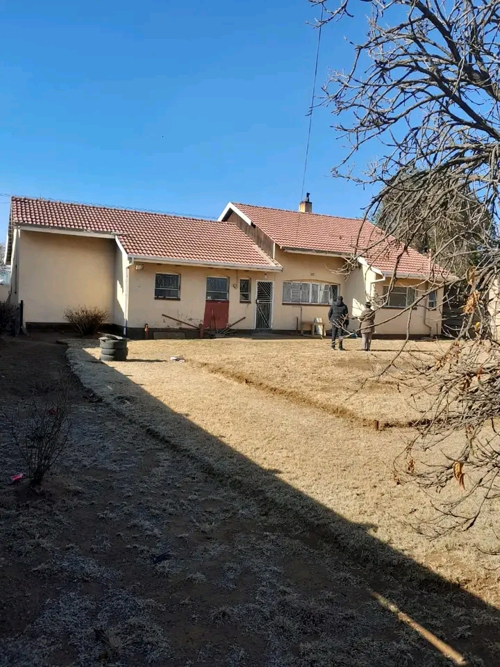 House to rent 
rent r7000(excl water)
depos  in Leondale