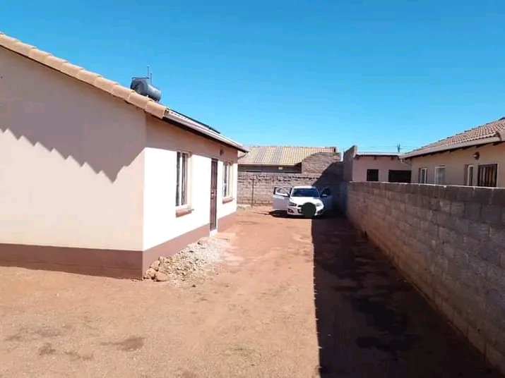 House available for immediate occupation in e  in Protea Glen