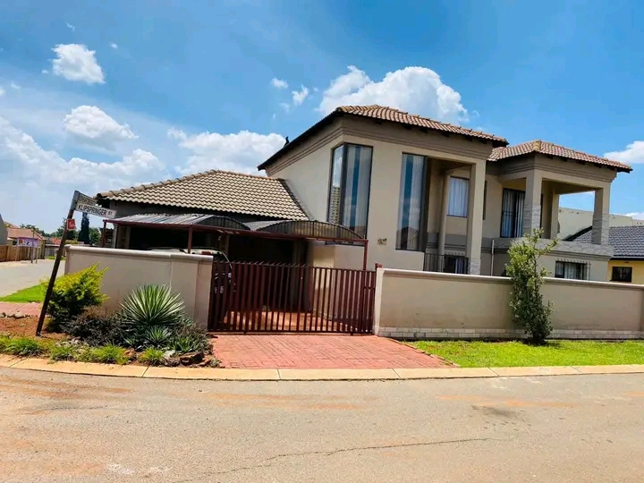 🏡 beautiful double storey house to rent av  in Dawn Park