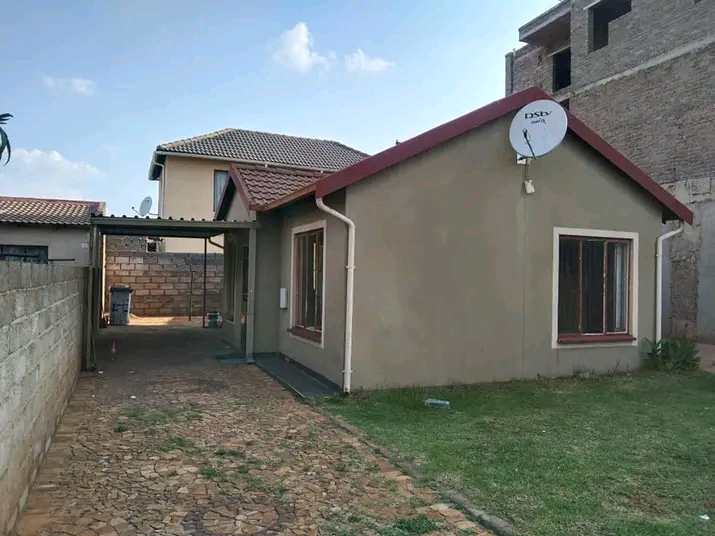 3 bedroom house to rent in ext 12
just behin  in Protea Glen