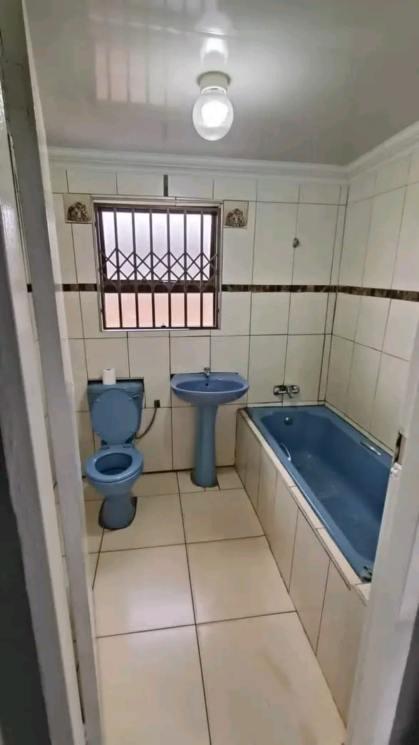House to rent in ext.2 available immediately.  in Naledi