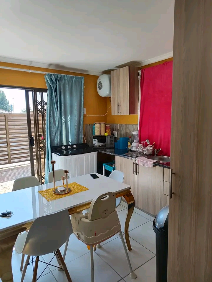 Open plan bachelor 
r3200 pm
r3200 deposit   in Birch Acres