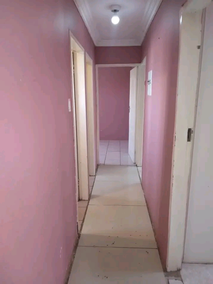 A 3 bedrooms house available right now for re  in Senaoane