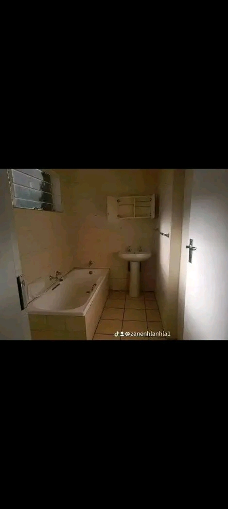 Room in a flat to let for r2500..with fitted   in Turffontein