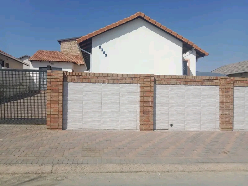 3 bedroom house with separate bathroom and to  in Cosmo City