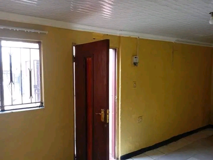 Big room to rent available at motsu (garage s  in Tembisa