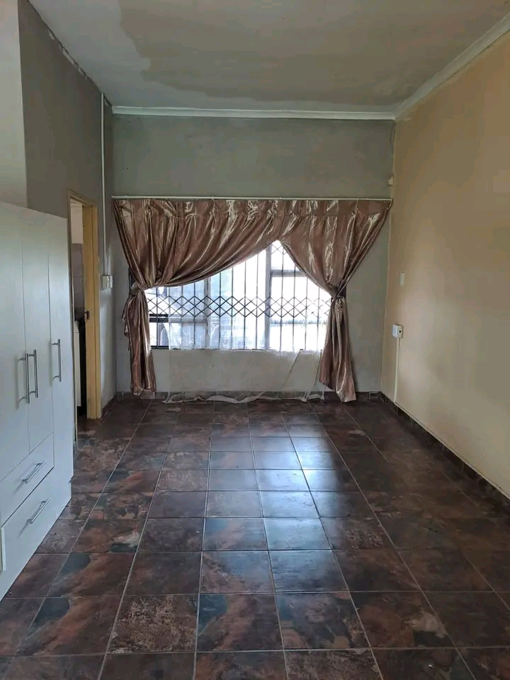 A very spacious  bachelor in a quiet boomed a  in Old Birch Acres