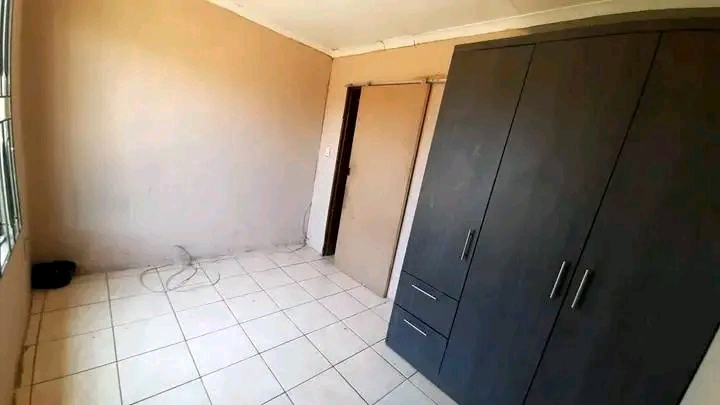 2 combined room in ext 1.parking available.ki  in Ebony Park