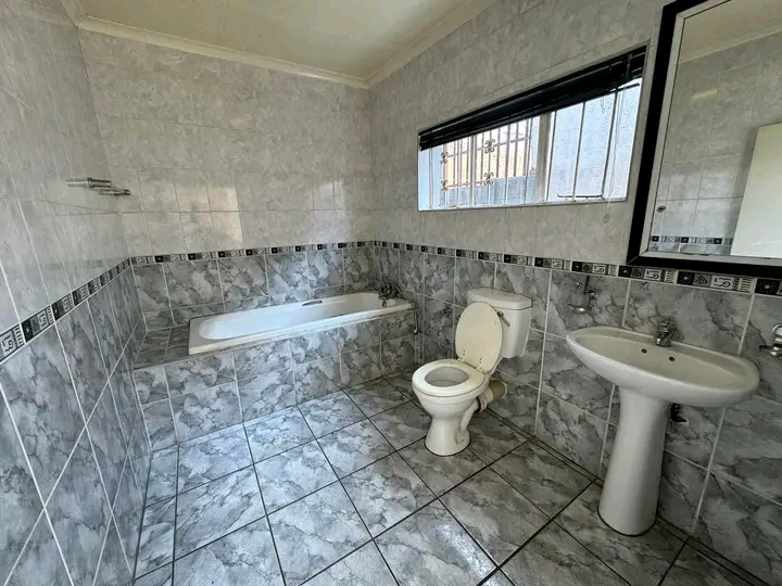 2 bedroom cottage available to rent 🏡 
es  in Roodepoort