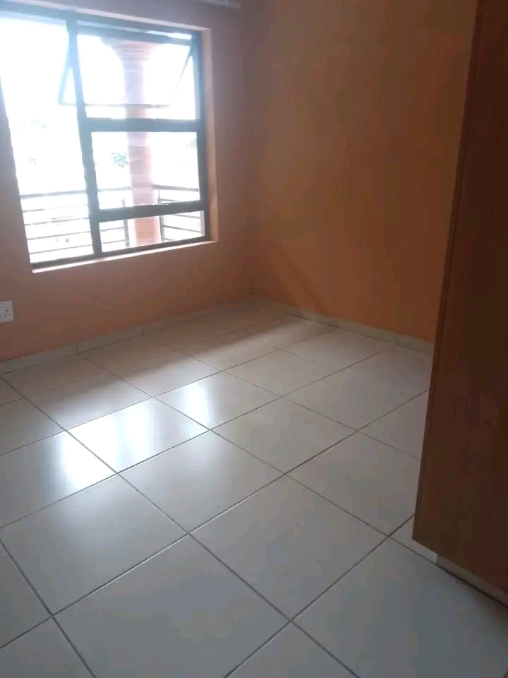 Bachelor available immediateley in ext 6.
r3  in Cosmo City