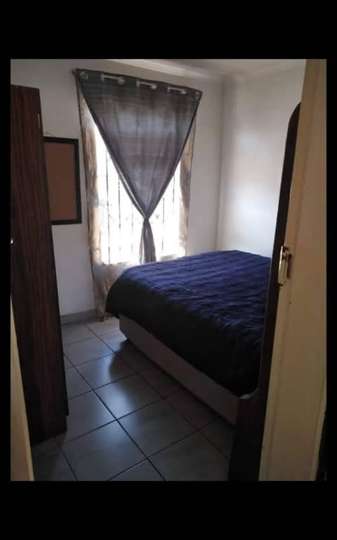 House available in phase 4 rent 4300..deposit  in Braamfischer