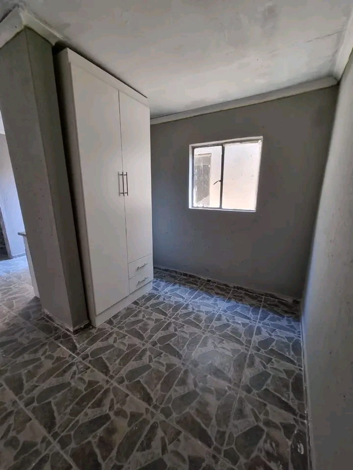 Bachelor available to rent at ext 6, eastfiel  in Vosloorus