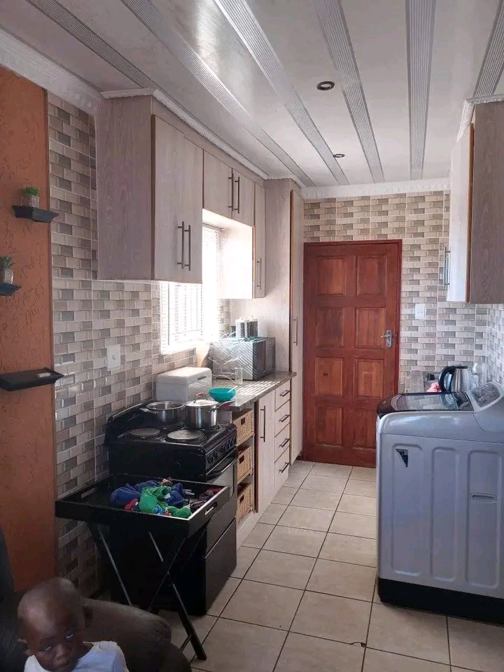2 bedroom house for rent r4500 per month, own  in Protea Glen