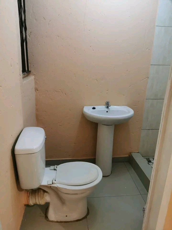 Big bachelor room with ensuite available for   in Protea Glen