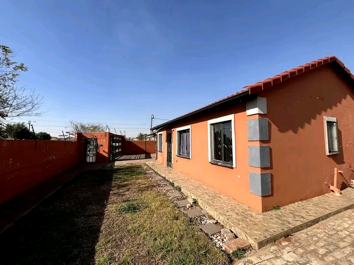 Neat & clean 3 bedroom house available immedi  in Windmill Park
