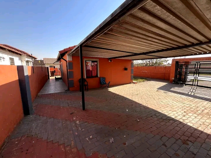 Neat & clean 3 bedroom house available immedi  in Windmill Park