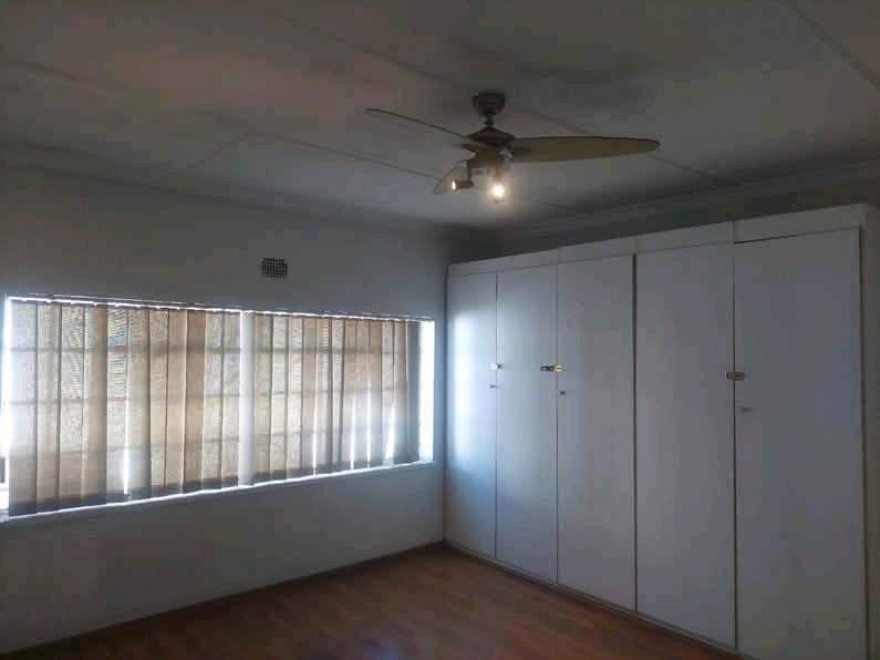 Rooms available in a house 
rent r3500
depo  in Edenvale
