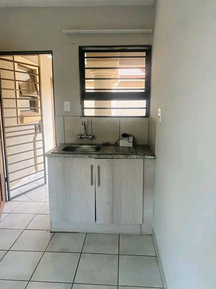 Rental cottage available 
close to sam ntuli  in Katlehong