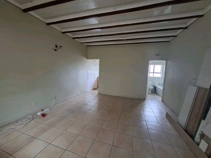 Jhb cbd 
vale court 
2nd floor newly renova  in Betrams
