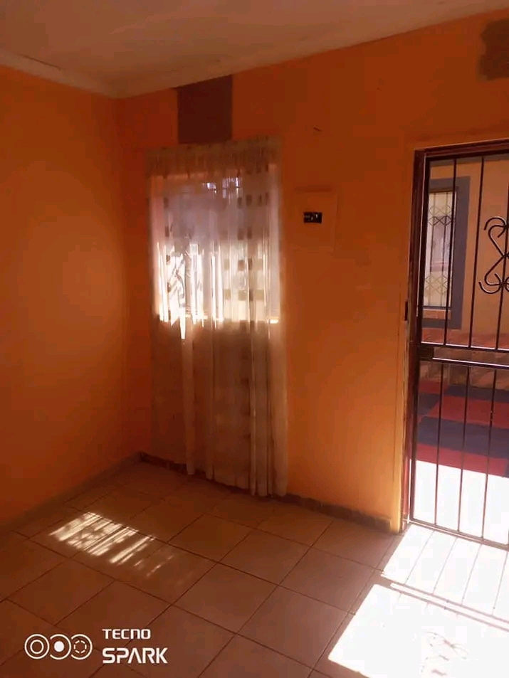 Standard room available at zone10 rent r1200   in Meadowlands