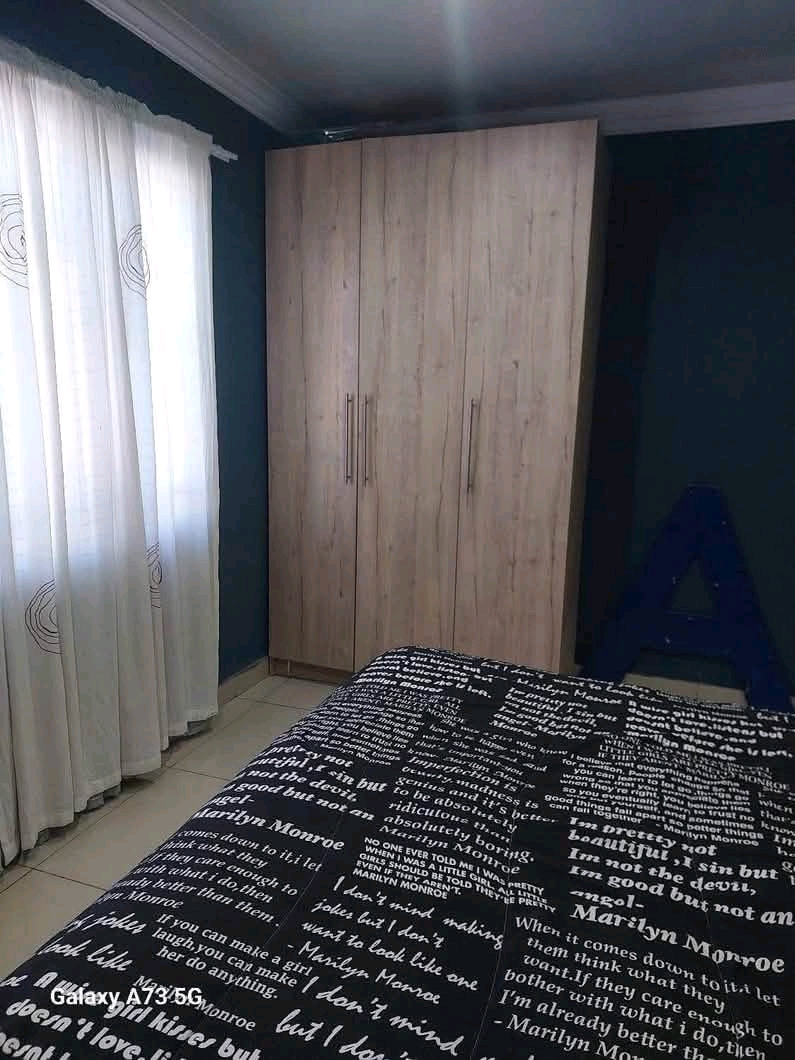 2 bedroom cottage rental 
**available from t  in Clayville