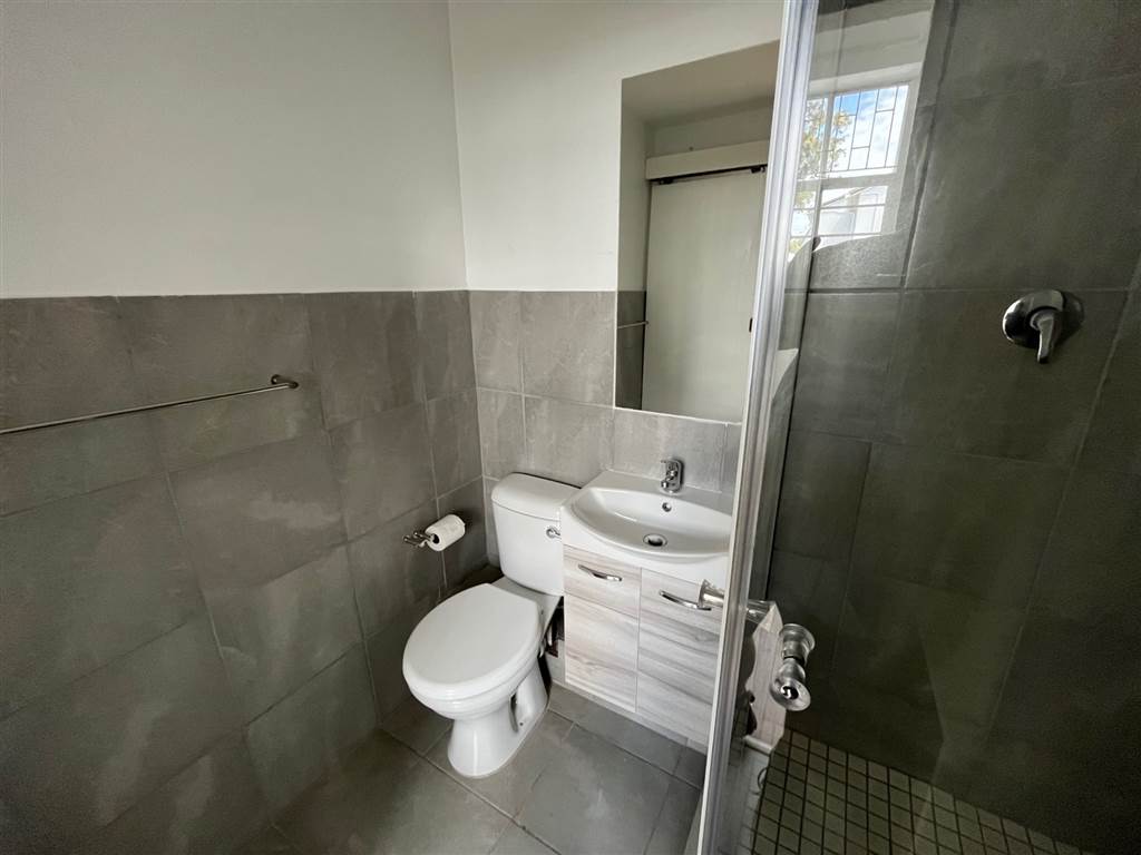  this 1 open plan  bedroom and kitchen is loc  in Cape Town