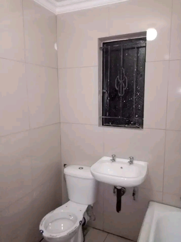3 bedrooms house with 1 outside room availabl  in Protea Glen
