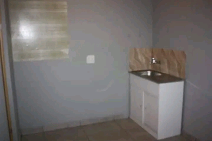 Cottage to rent in  zone 5

1bedroom 
show  in Pimville