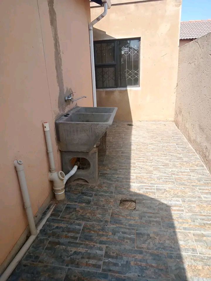 Single room available now in ext 27 quite nea  in Protea Glen