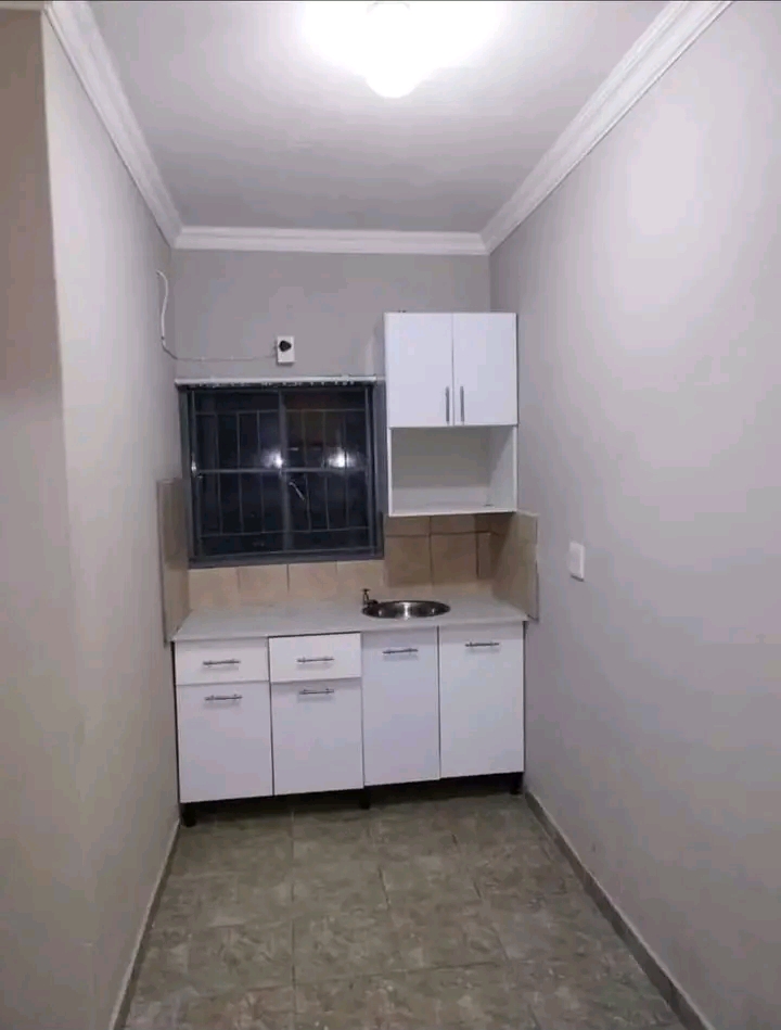 Bachelor available for rent 🏠 ext 36, 2 mi  in Olievenhoutbosch