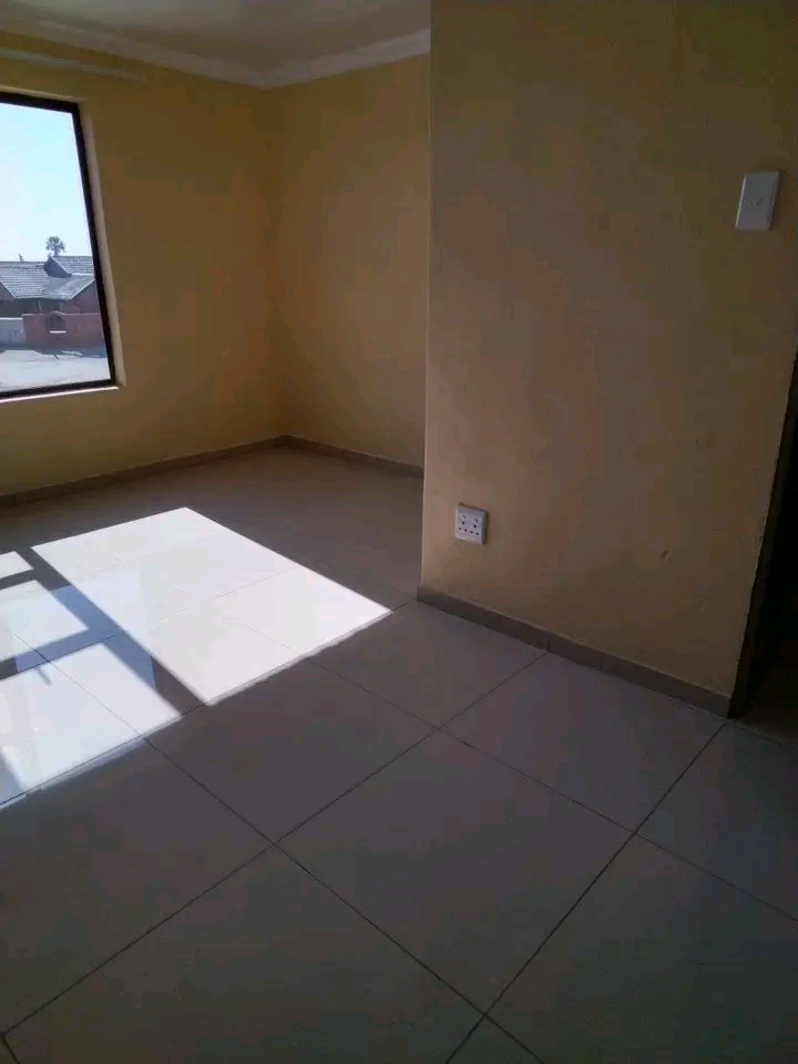 Bachelor flat available
fitted kitchen cupbo  in Rabie ridge