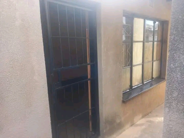 Room to rent available at sangweni

-not ti  in Tembisa