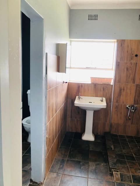 Full house 3 bedroomed for rental it covers e  in Birchleigh