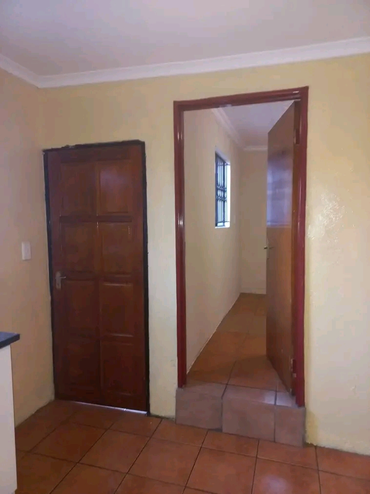 Accomodation available ext 10, it s a 1separa  in Cosmo City