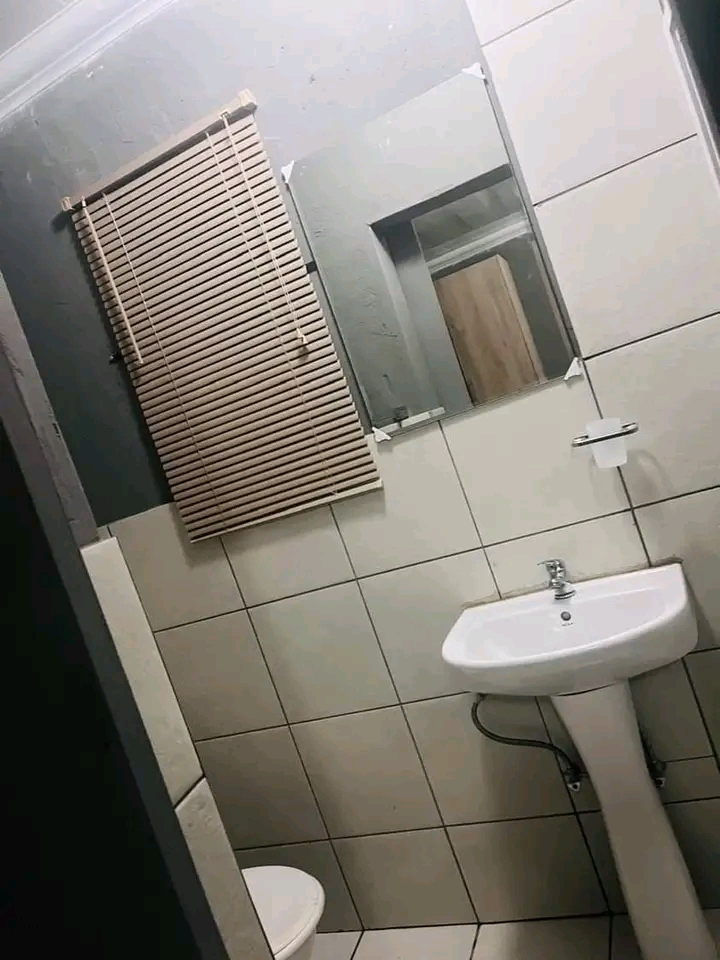 A furnished single room ready available to re  in Sandton