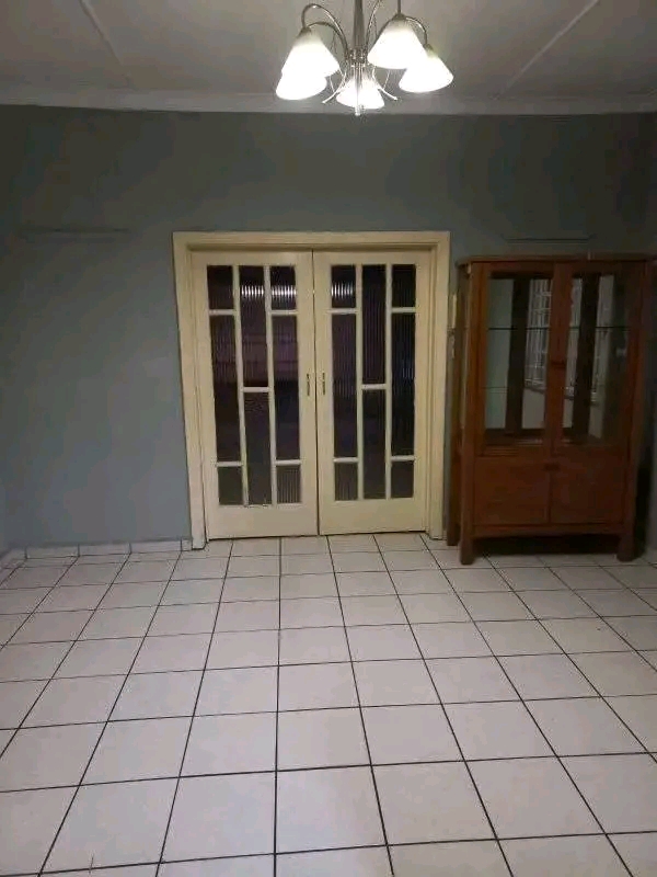 3 bedroom house with 2 bathroom house to let   in Kensington