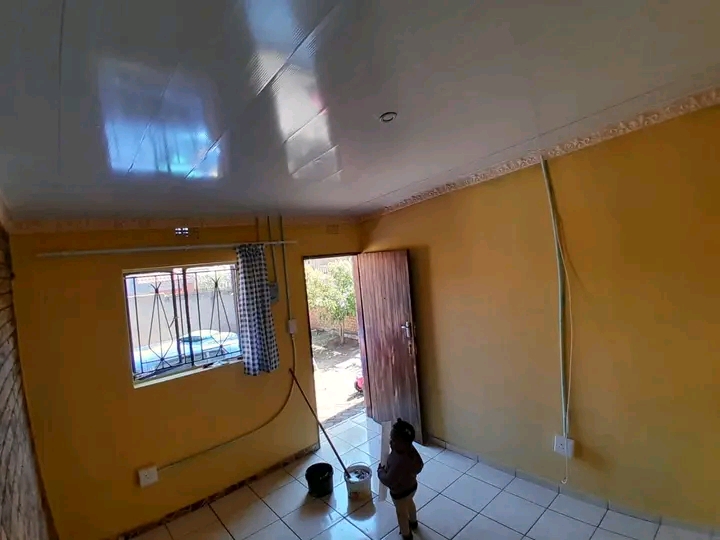 Room to let..in joburg south available immedi  in Naturena