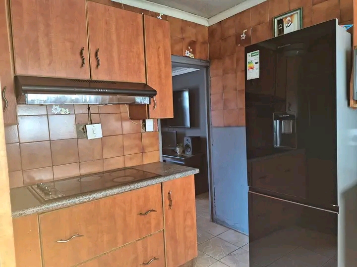 House available to rent.

area: (basothong)  in Vosloorus