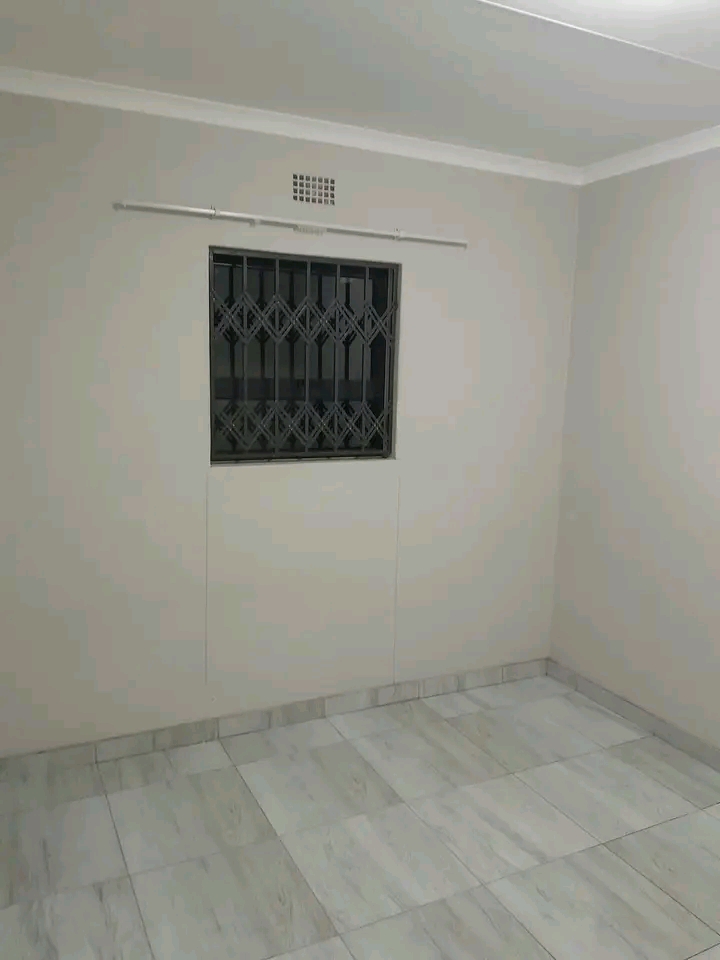 2 bedroom house (stand alone)available for re  in Clayville