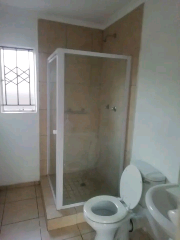 3 bedroom house available to rent. please con  in Windmill Park